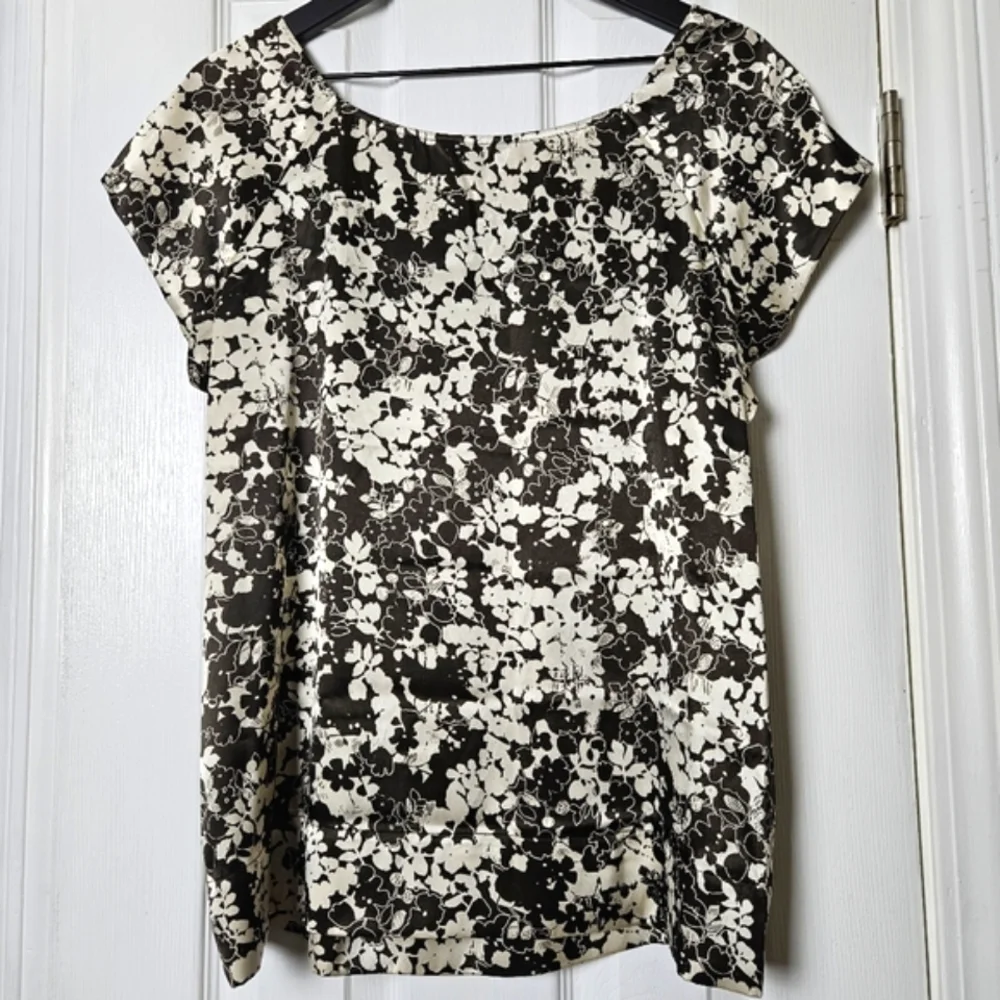 New York & Company satiny short cap sleeves top blouse with floral print Large - Picture 2 of 8